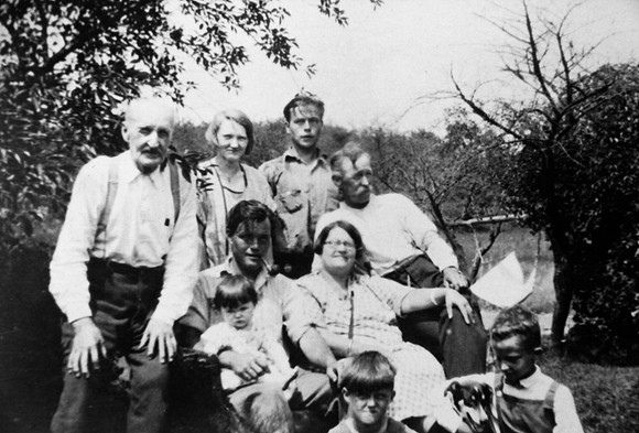 Charle Windecker, Blanche, Everrett, Leonard, Betty on lap, Ruthella & Sylvester, Charles Levensailor in front & unknown boy